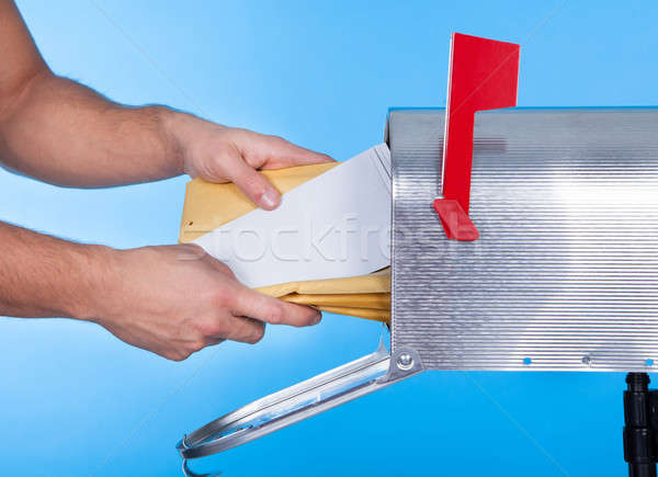 Om deschidere cutie poştală poştă Imagine de stoc © AndreyPopov