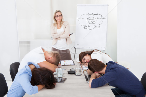 Stock foto: Geschäftsfrau · schauen · Kollegen · schlafen · Präsentation · böse