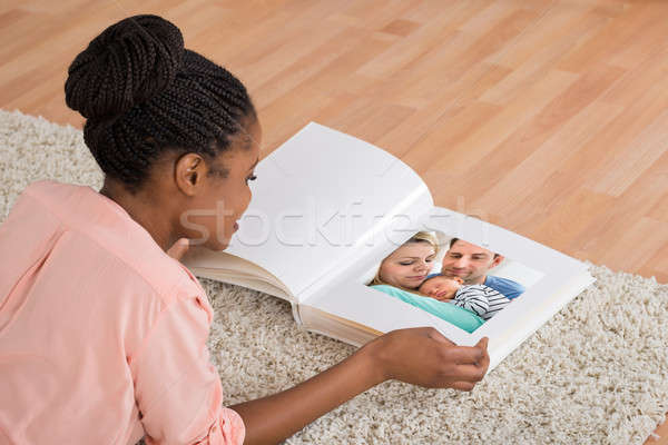 Femme regarder jeunes africaine salon [[stock_photo]] © AndreyPopov