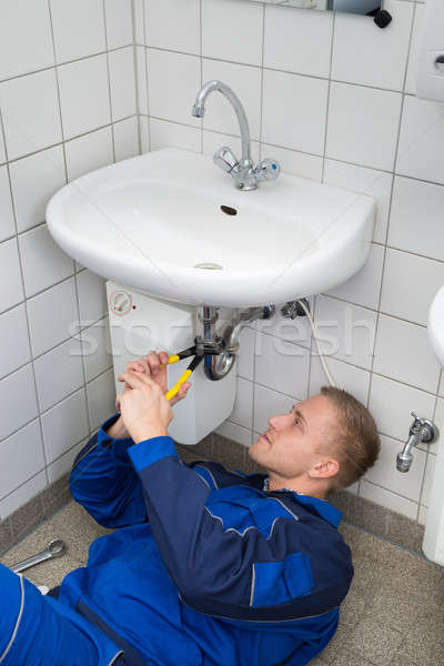 Stockfoto: Loodgieter · wastafel · keuken · jonge · mannelijke