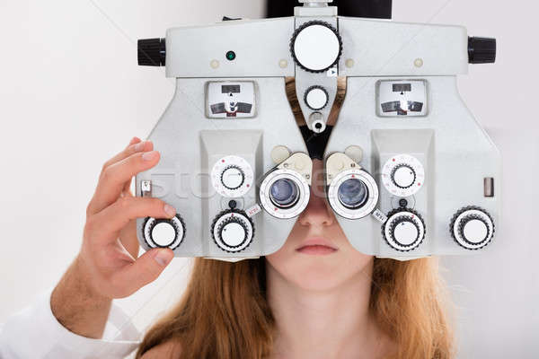 Optometrista nina primer plano mano ojo nino Foto stock © AndreyPopov
