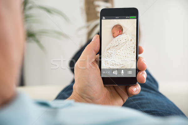 Foto stock: Persona · mirando · bebé · primer · plano · teléfono · Internet