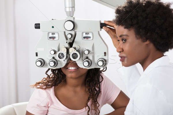 Foto stock: Optometrista · vista · pruebas · paciente · femenino · África