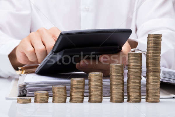 Foto stock: Empresario · proyecto · de · ley · calculadora · monedas · escritorio