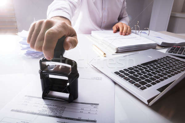 Om de afaceri mână document birou birou Imagine de stoc © AndreyPopov