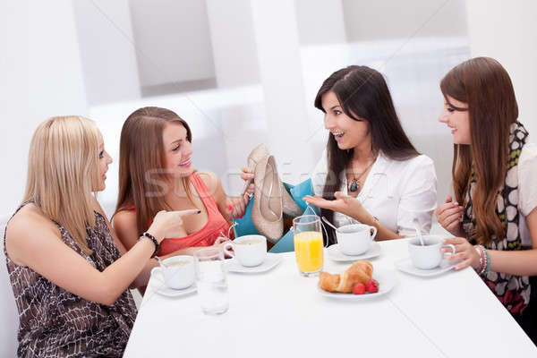 Frauen zusammen sitzend Morgen Couchtisch Stock foto © AndreyPopov