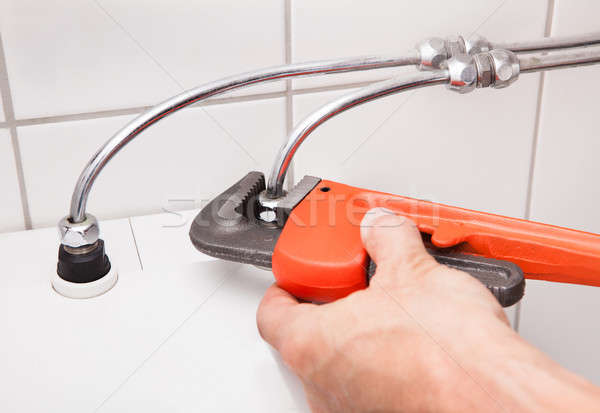 Vízvezetékszerelő megjavít háztartás közelkép vízvezeték-szerelők kéz Stock fotó © AndreyPopov
