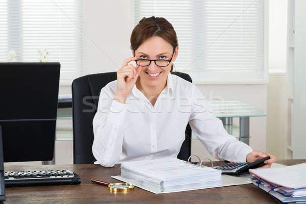 Mujer de negocios factura feliz jóvenes calculadora oficina Foto stock © AndreyPopov