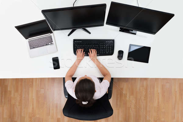 Işkadını çoklu bilgisayarlar görmek büro Stok fotoğraf © AndreyPopov