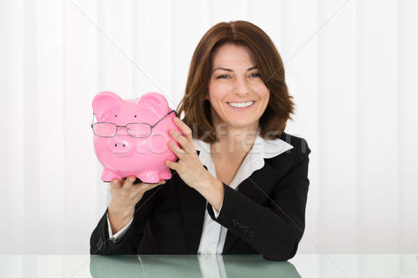 Stock foto: Geschäftsfrau · halten · Sparschwein · glücklich · jungen · Gläser