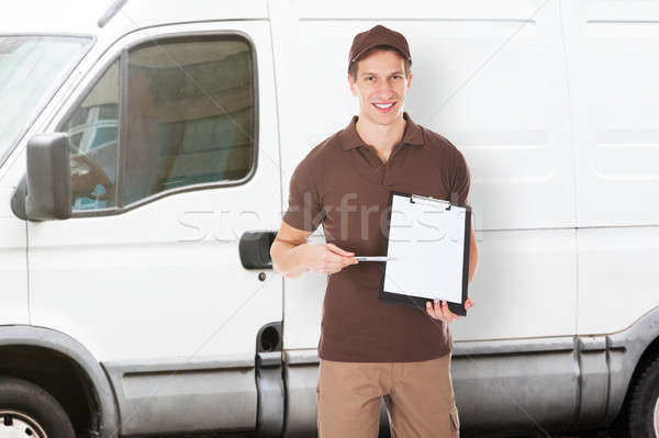 [[stock_photo]]: Souriant · presse-papiers · portrait · uniforme