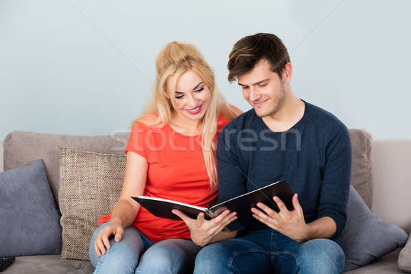 Foto stock: Casal · sessão · lado · olhando · jovem