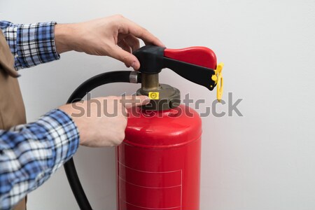 Foto stock: Mano · senalando · símbolo · rojo · extintor · de · incendios · primer · plano