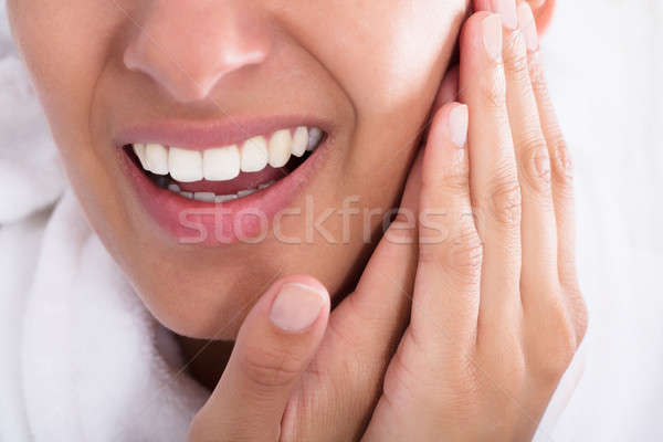 Fiatal nő tart fogfájás közelkép otthon kéz Stock fotó © AndreyPopov