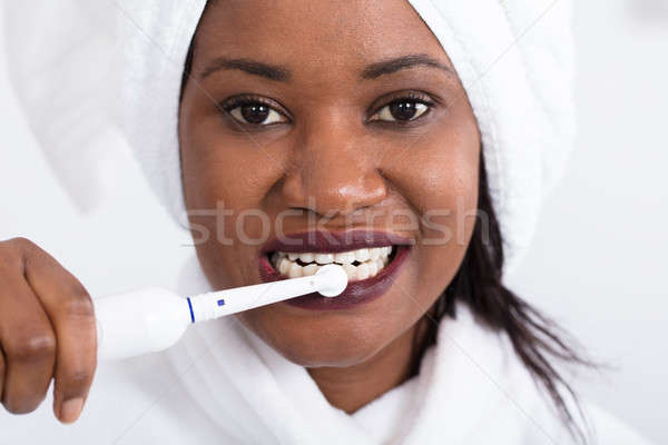 Nő fogmosás elektomos fogkefe portré fiatal Stock fotó © AndreyPopov