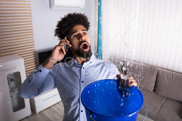 Férfi hív vízvezetékszerelő szivárgás víz zuhan Stock fotó © AndreyPopov