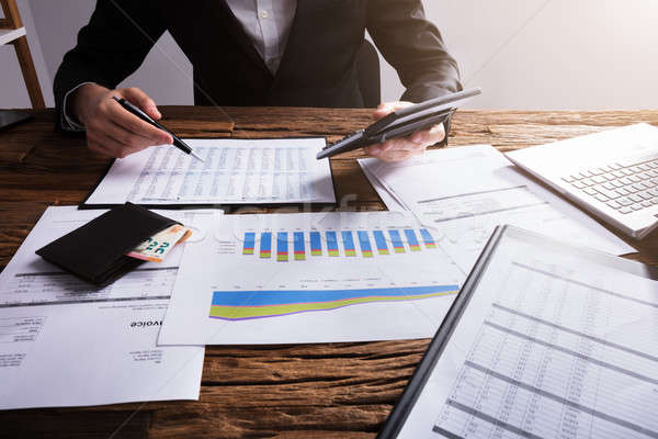 üzletember pénzügyi beszámoló grafikonok pénztárca fából készült asztal Stock fotó © AndreyPopov