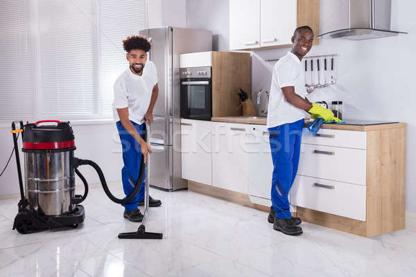 Foto stock: Dos · masculina · limpieza · cocina · jóvenes