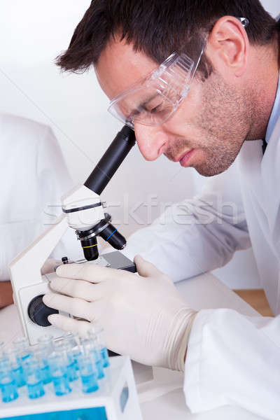 Laborator tehnician microscop masculin Suport test Imagine de stoc © AndreyPopov