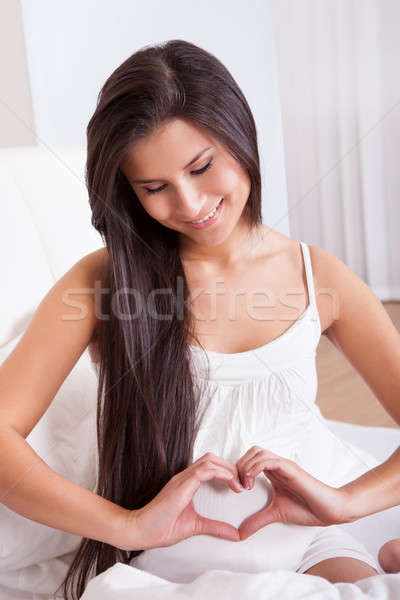 Kobieta w ciąży serca podpisania piękna uśmiechnięty Zdjęcia stock © AndreyPopov