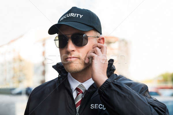 Ochroniarz słuchania portret młodych mężczyzna człowiek Zdjęcia stock © AndreyPopov