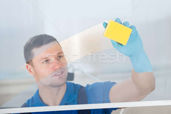 Zdjęcia stock: Pracownika · czyszczenia · szkła · szmata · dorosły · mężczyzna