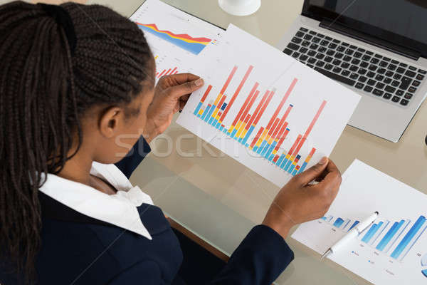 Foto stock: Mujer · de · negocios · colorido · gráfico · de · barras · jóvenes · África