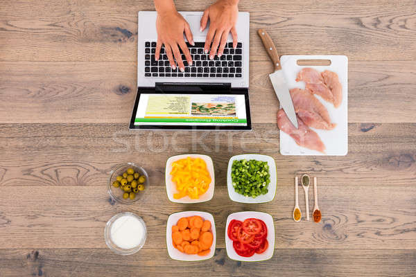 Person schauen Rezept mit Laptop Ansicht Stock foto © AndreyPopov