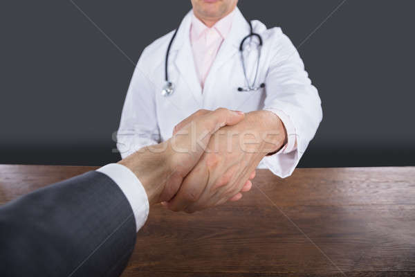 Сток-фото: врач · рукопожатие · мужчины · пациент · серый