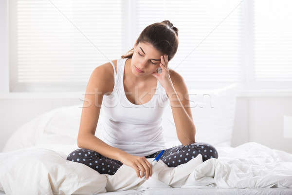 Bezorgd vrouw naar positief vergadering bed Stockfoto © AndreyPopov