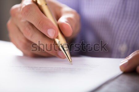 Hand ondertekening document pen bureau Stockfoto © AndreyPopov