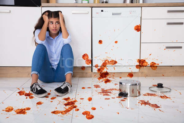 Vrouw vergadering keuken vloer voedsel ongelukkig Stockfoto © AndreyPopov