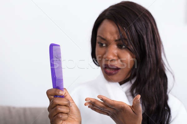 Kobieta patrząc strata włosy grzebień Zdjęcia stock © AndreyPopov