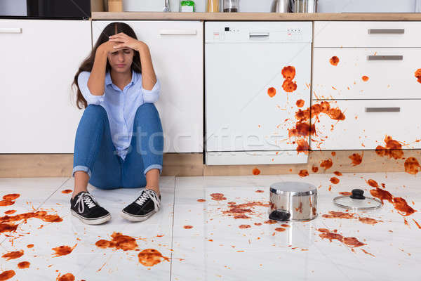 Stockfoto: Vrouw · vergadering · keuken · vloer · voedsel · ongelukkig