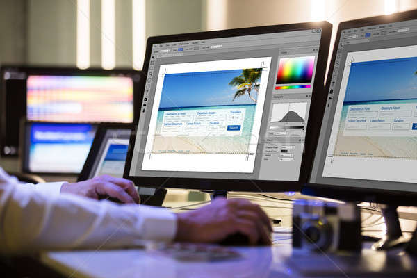 Disenador de trabajo múltiple pantalla del ordenador primer plano mano Foto stock © AndreyPopov