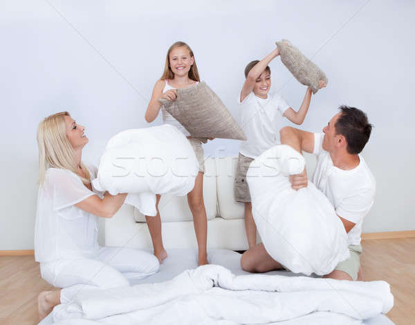 Famille bataille d'oreillers ensemble lit chambre [[stock_photo]] © AndreyPopov