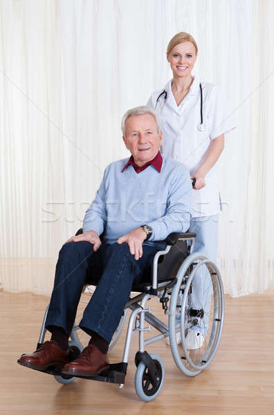 [[stock_photo]]: Médecin · aider · handicapés · patient · supérieurs