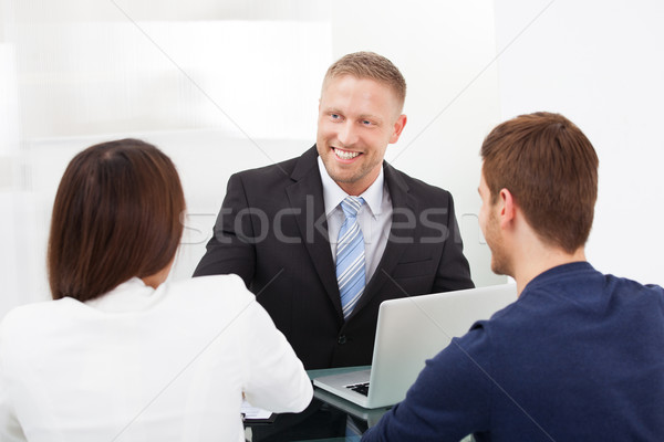 Pénzügyi tanácsadó megbeszél pár mosolyog fiatal pér irodai asztal Stock fotó © AndreyPopov