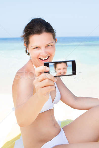 Mujer toma autorretrato playa feliz Foto stock © AndreyPopov
