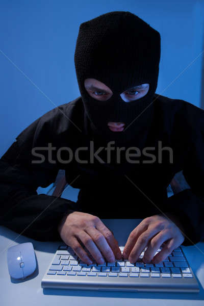 Bűnöző számítógéphasználat kapa online számla asztal Stock fotó © AndreyPopov