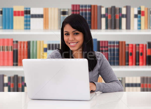 Zdjęcia stock: Kobieta · za · pomocą · laptopa · portret · szczęśliwy · młoda · kobieta · biblioteki