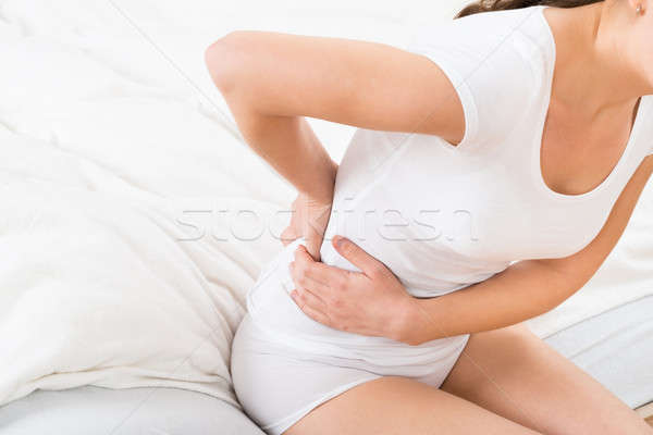 Foto stock: Femenino · dolor · de · espalda · primer · plano · sesión · cama · mujer