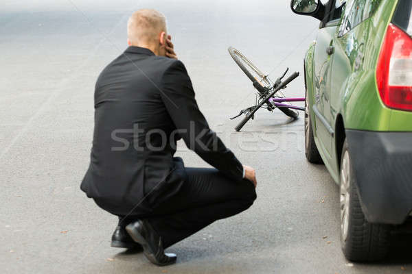 Triste conductor colisión bicicleta masculina carretera Foto stock © AndreyPopov