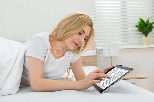 [[stock_photo]]: Femme · lecture · livre · électronique · numérique · comprimé · jeune · femme