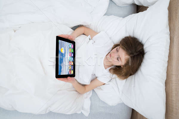 Fată digital comprimat aplicatii ecran Imagine de stoc © AndreyPopov