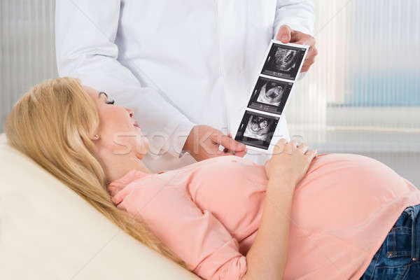Arts tonen ultrageluid scannen zwangere vrouw ziekenhuis Stockfoto © AndreyPopov