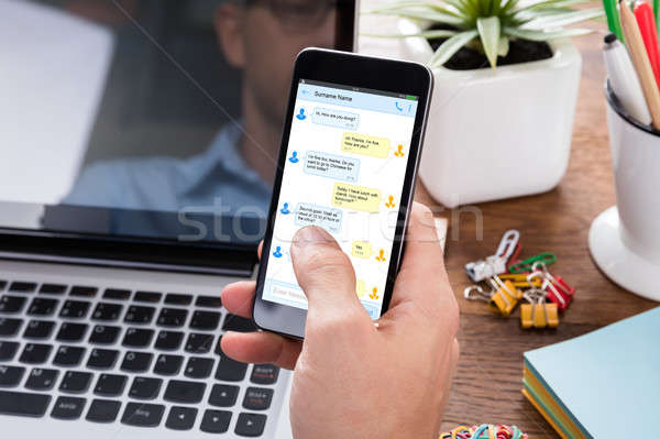 Személy küldés szöveges üzenet mobiltelefon közelkép kéz Stock fotó © AndreyPopov