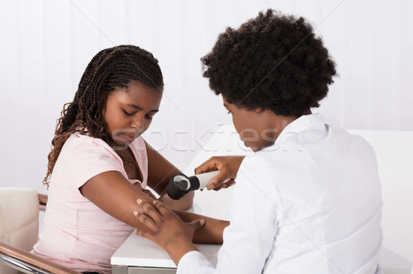 Dermatolog copil pacient piele femeie medic Imagine de stoc © AndreyPopov