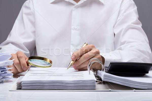 Biznesmen rachunek lupą biurko człowiek Zdjęcia stock © AndreyPopov
