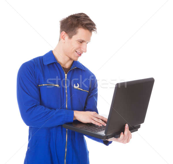 Foto stock: Jovem · masculino · técnico · usando · laptop · branco · sorrir